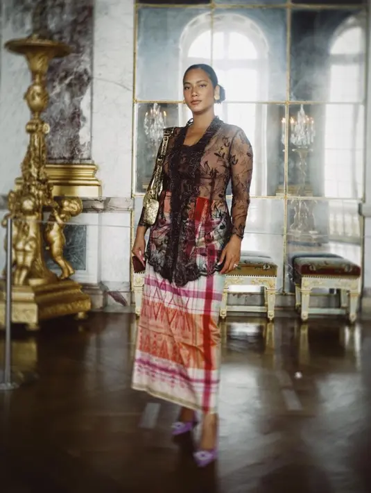 Tak heran saat kenakan kebaya atau pakaian nasional lainnya, Tara Basro dibanjiri pujian. (FOTO: instagram.com/tarabasro/)