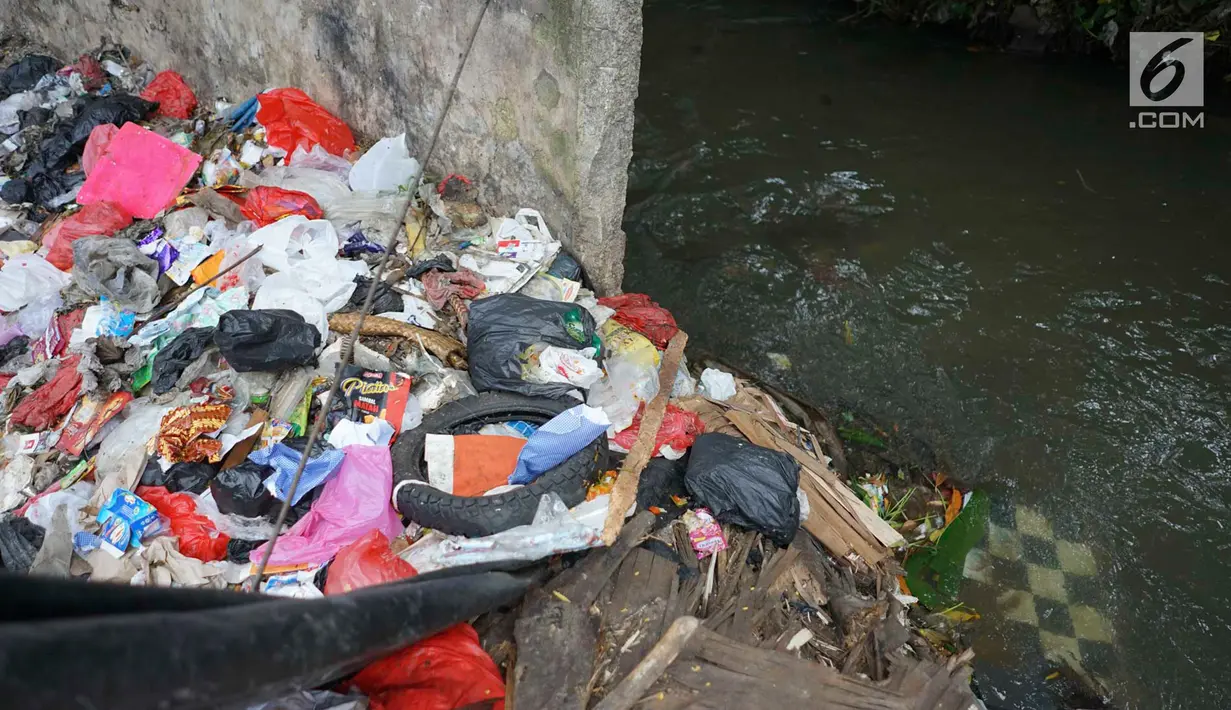 Tumpukan sampah rumah tangga mengotori Jalan Raya Tanah Baru di kawasan Depok, Jawa Barat, Rabu (15/5/2019). Kurangnya tempat penampungan membuat warga terpaksa membuang sampah di lokasi tersebut, meskipun menimbulkan bau tidak sedap serta mengotori jalan. (Liputan6.com/Immanuel Antonius)