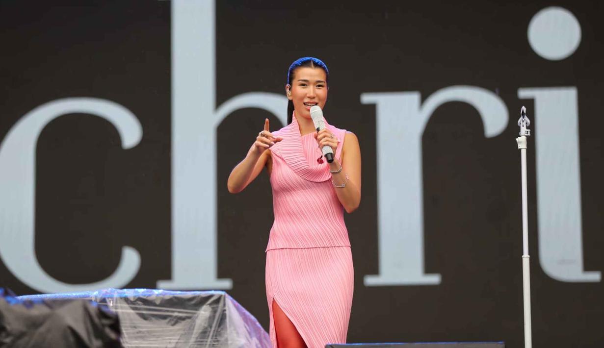 Christie yang tampil cantik dengan busana yang modis langsung menyapa para penggemarnya dengan lagu pembuka berjudul Seribu Kali Cinta. Tampak dalam foto, penyanyi Christie saat tampil dalam gelaran KapanLagi Buka Bareng (KLBB) Festival 2026 hari pertama di Stadion Madya, Kompleks Gelora Bung Karno, Senayan, Jakarta, Sabtu 28 Februari 2026. (Fimela.com/Adrian)
