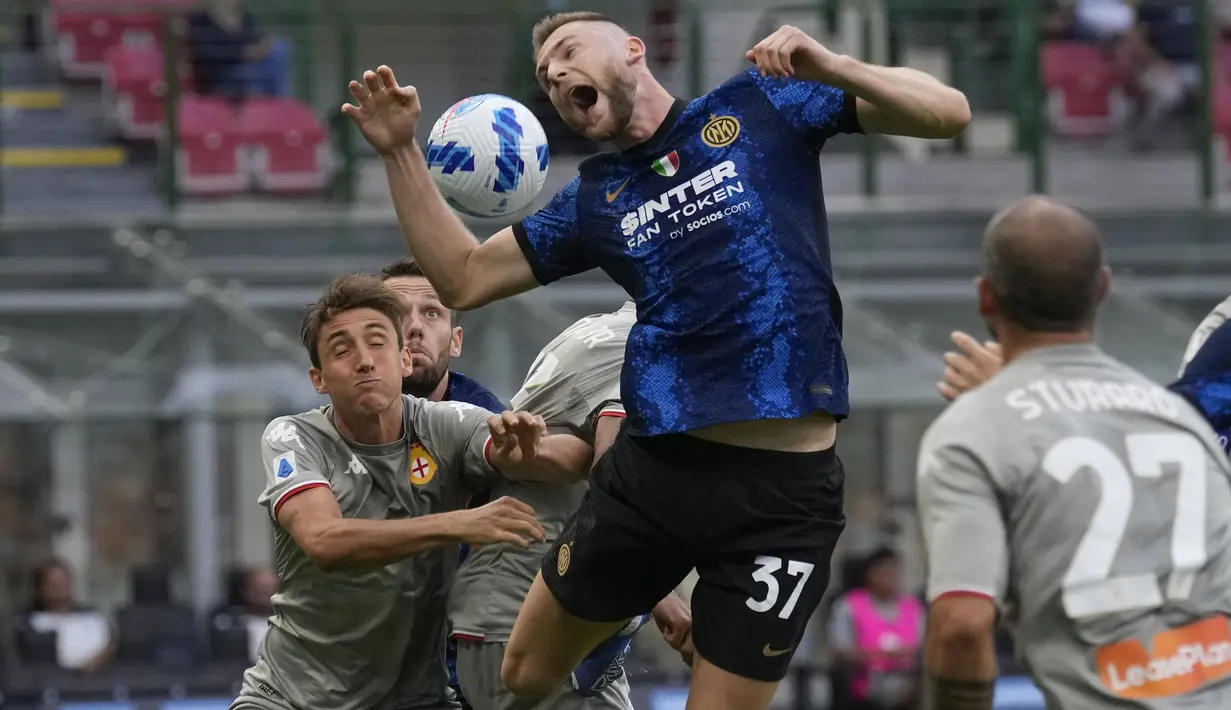 Bermain di depan publik sendiri, Inter Milan langsung menekan di awal pertandingan babak pertam. Hasilnya, skuat Nerazzurri langsung unggul ketika laga berjalan enam menit lewat Milan Skriniar. Dirinya berhasil menanduk bola hasil sepakan Hakan Calhanoglu. (Foto: AP/Antonio Calanni)