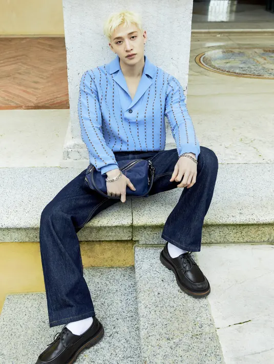 Atasan  dipadukan dengan jeans biru tua. Serta sepatu lace-up Pequin yang terinspirasi dari boat shoes.[Dok. FENDI]