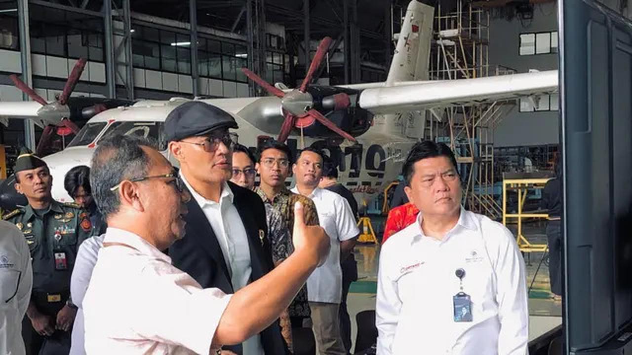 Potret Deddy Corbuzier Tinjau dan Kunjungi Pesawat Dalam Negeri Besutan PT Dirgantara Indonesia