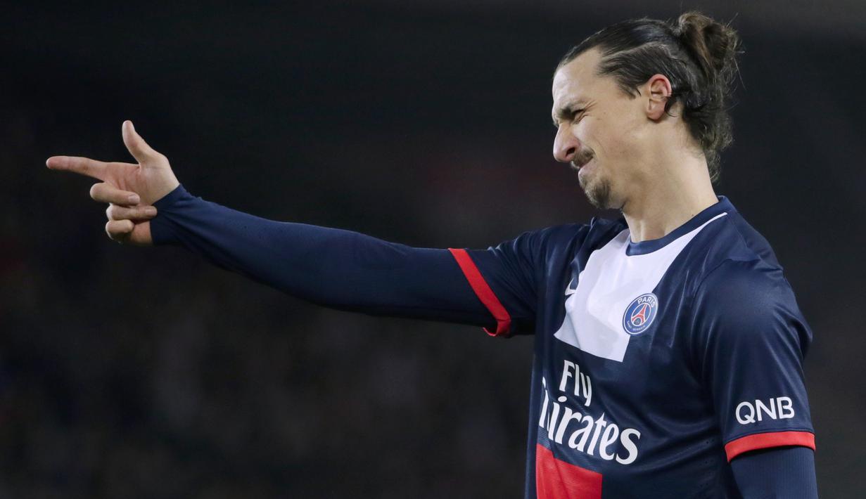 Saat berpindah ke PSG pada bursa transfer tahun 2012, Zlatan Ibrahimovic tetap mempertahankan dan tidak pernah merubah gaya rambut panjangnya yang dikuncir cepol. (AFP/Kenzo Tribouillard)