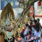 Peserta Solo Batik Carnival 2016 beraksi di jalan protokol Slamet Riyadi (Reza Kuncoro/Liputan6.com)