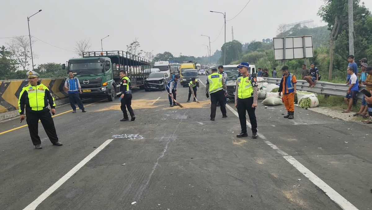 Kecelakaan lalu lintas di Tol Cipularang, Rabu (7/10). (istimewa).