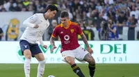 Bek AS Roma, Gianluca Mancini (kanan), berduel dengan pemain Lazio, Daichi Kamada, dalam lanjutan Liga Italia 2023/2024 di Stadion Olimpico, Sabtu (6/4/2024) malam WIB.&nbsp;(AP Photo/Gregorio Borgia)