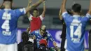 Pesilat peraih emas Asian Games, Hanifan Yudani Kusumah, memimpin viking clap usai Persib Bandung mengalahkan Arema FC pada laga Liga 1 di Stadion GBLA, Jawa Barat, Kamis (13/9/2018). Persib menang 2-0 atas Arema FC. (Bola.com/M Iqbal Ichsan)