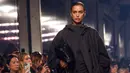 <p>Model Rusia Irina Shayk mempersembahkan kreasi dari koleksi Isabel Marant Womenswear Fall-Winter 2023-2024 pada Paris Fashion Week di Paris, Prancis, 2 Maret 2023. Model berusia 37 tahun ini menutupi sosoknya dengan mantel panjang berkerudung abu-abu arang yang dipadukan dengan sepasang sepatu bot hitam setinggi paha. (Vianney Le Caer/Invision/AP)</p>