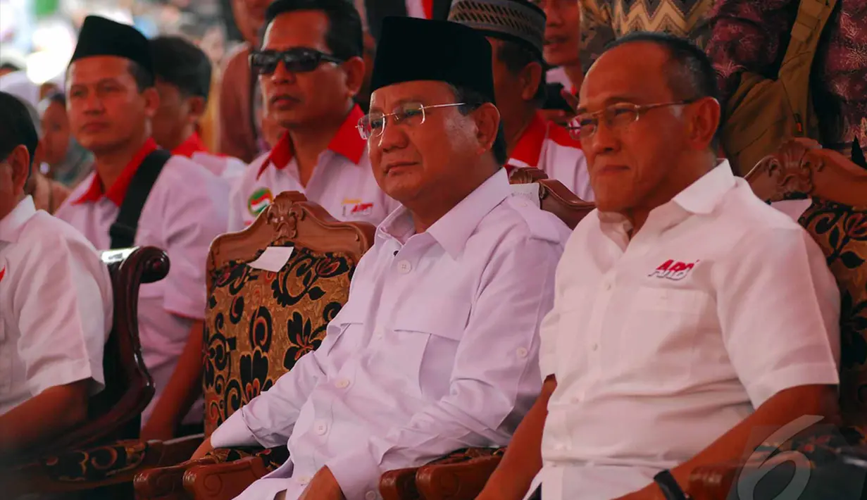 Prabowo dan Abu Rizal Bakrie saat menghadiri deklarasi dukungan dari Aliansi Rakyat Bersatu (ARB) dan Merah Putih Sejati (MPS) di Tugu Proklamasi Jakarta, Selasa (10/6/2014) (Liputan6.com/Miftahul Hayat)