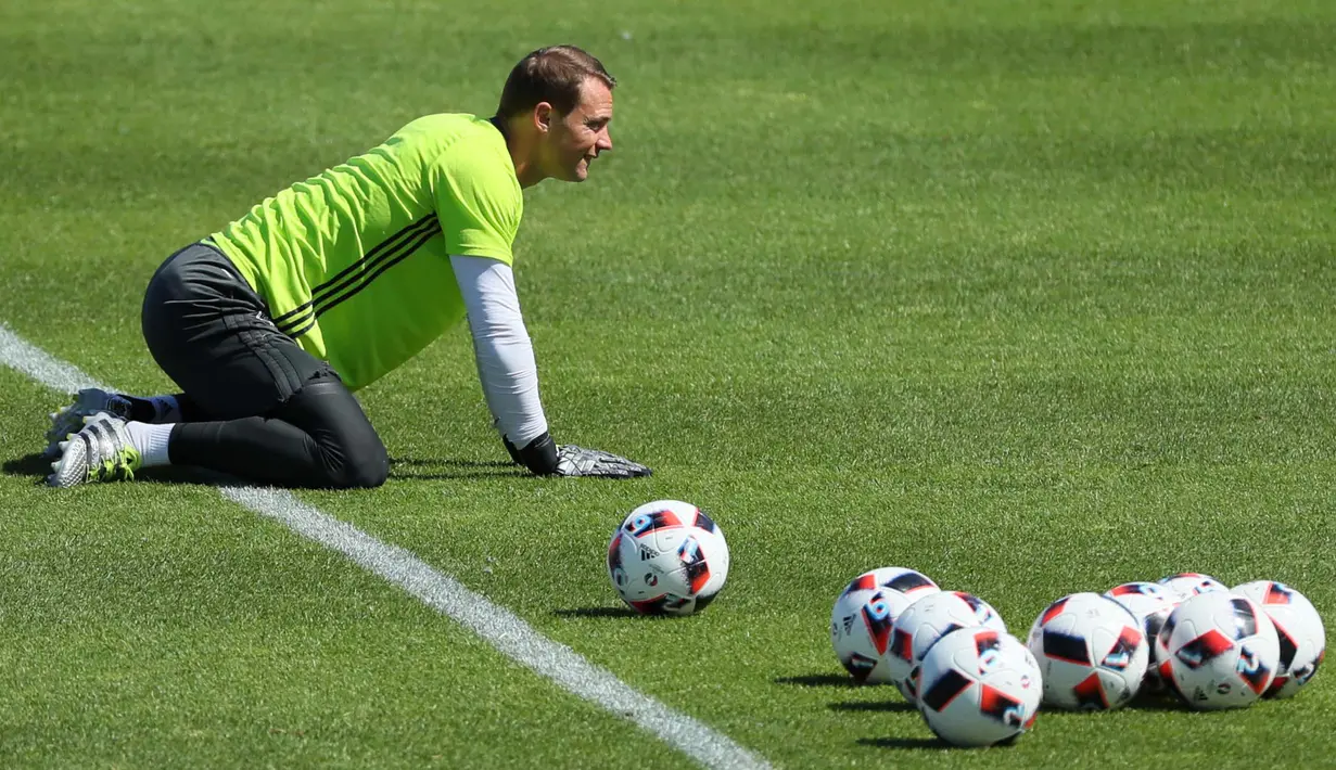 Kiper Jerman, Manuel Neuer saat mengikuti latihan jelang laga melawan Prancis pada semi-final piala Eropa 2016 di Evian, Prancis, (5/7/2016).  (EPA/Christian Charisius)