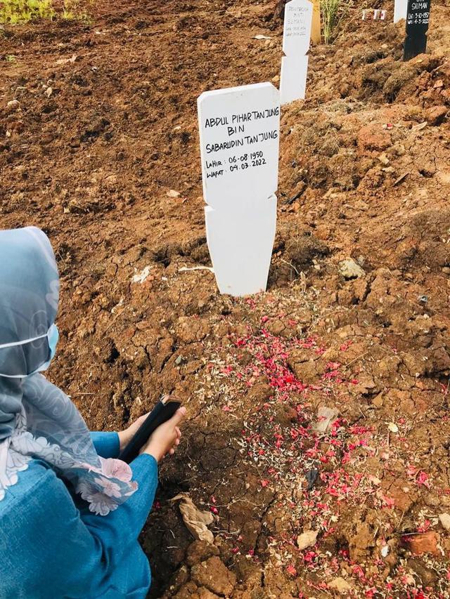 7 Potret Ikke Nurjanah Ziarah Ke Makam Ayah Usai 7 Hari Pamakaman