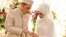 Ines yang dikenal Ben sejak enam bulan itu resmi menjadi seorang istri. Ia memasangkan cincin pernikahan pada suaminya. (Adrian Putra/Bintang.com)