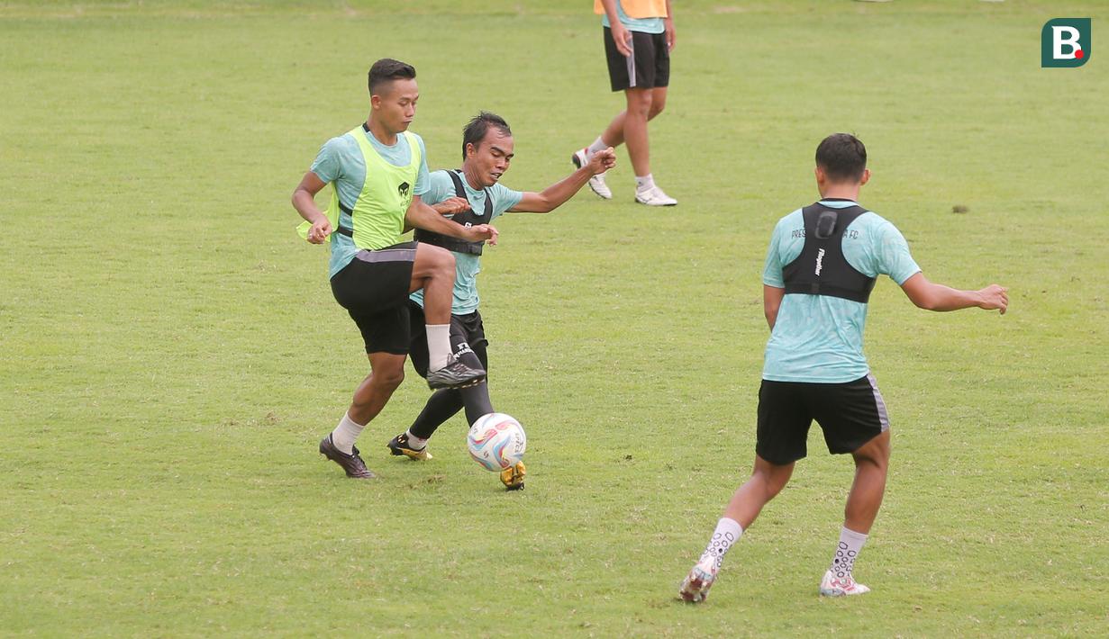 Pemain Bhayangkara FC, Sani Rizki berebut bola dengan Muhammad Fatchurohman saat sesi latihan di Lapangan B Senayan, Jakarta, Kamis (4/1/2023). The Guardian bertekad keluar dari zona degradasi. (Bola.com/M Iqbal Ichsan)