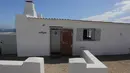 Gambar pada 24 Februari 2019 memperlihatkan pintu masuk restoran Wolfgat di Paternoster, Afrika Selatan. Restoran ini bertempat di sebuah pondok berusia lebih dari seabad yang terletak tepat di pantai di atas gua Wolfgat. (Halden Krog/AFP)