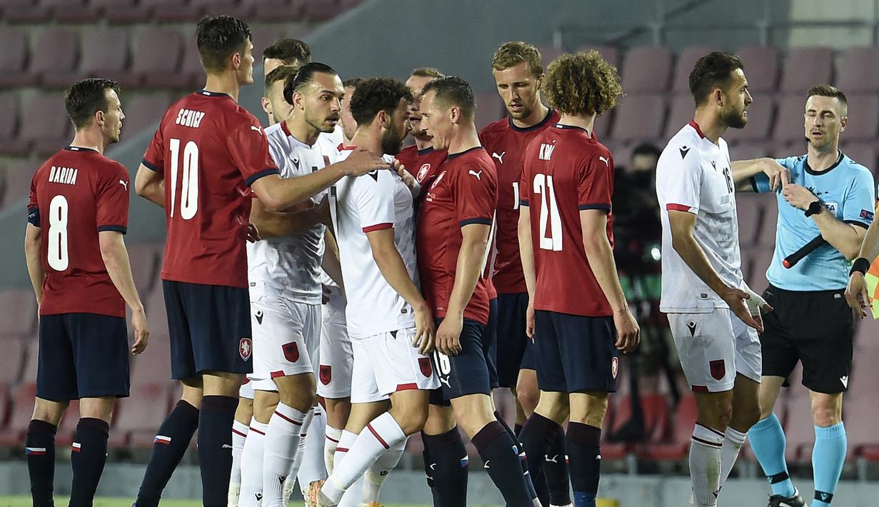Para pemain Republik Ceska (merah) dan Albania terlibat pertikaian dalam laga uji coba menjelang Euro 2020 di Praha, Republik Ceska, Selasa (8/6/2021). Republik Ceska menang 3-1 atas Albania. (AFP/Michal Cizek)