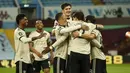 Pemain Manchester United merayakan gol yang dicetak Paul Pogba ke gawang Aston Villa pada laga lanjutan Premier League di Villa Park, Jumat (10/7/2020) dini hari WIB. Manchester United menang 3-0 atas Aston Villa. (AFP/Andrew Boyers/pool)