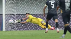 Kiper Dewa United FC, M Natshir Fadhil Mahbuby berusaha menghalau bola tendangan pemain Arema FC pada laga pekan pertama BRI Liga 1 2023/2024 antara Dewa United melawan Arema FC di Stadion Indomilk, Tangerang, Minggu (2/7/2023). (Bola.com/Bagaskara Lazuardi)