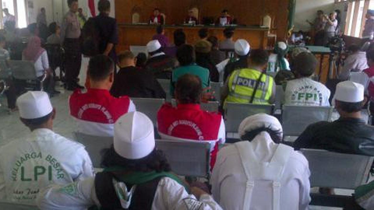 Dukung Dedi Sugarda, PN Bandung dipadati ormas Islam