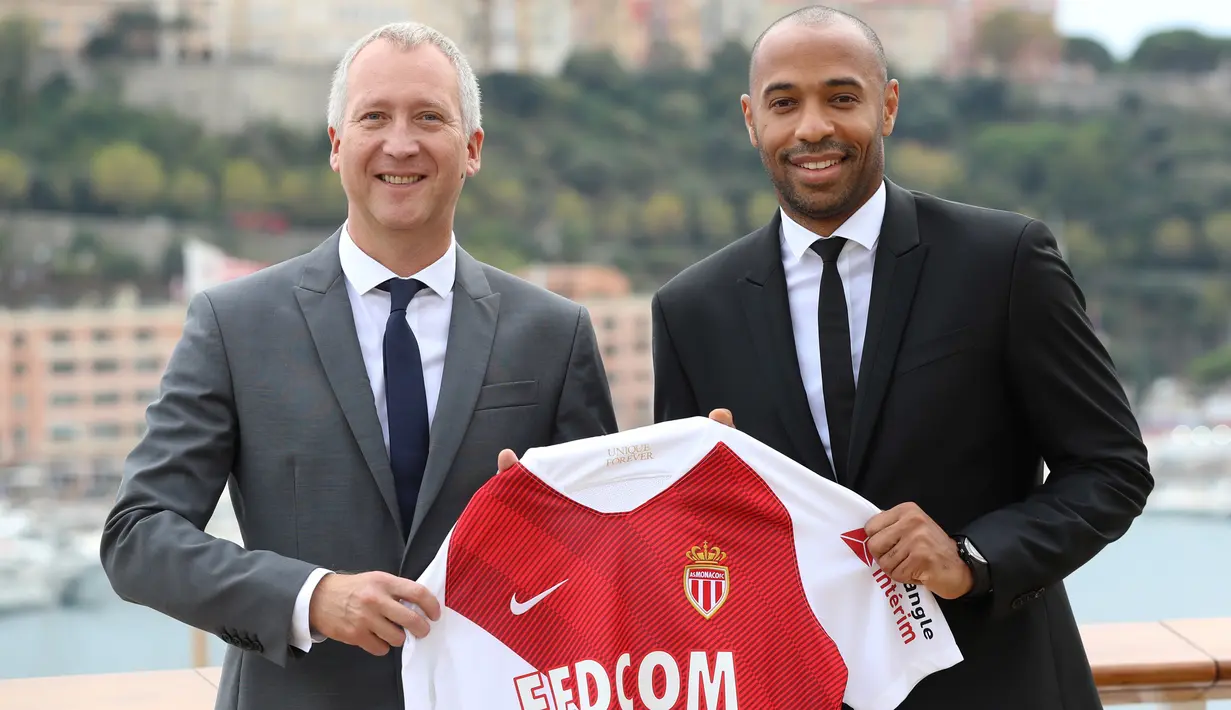 Legenda Prancis, Thierry Henry, foto bersama Wakil Presiden AS Monaco, Vadim Vasilyev, saat diperkenalkan sebagai pelatih baru di Monaco, Rabu (17/10). Dirinya menggantikan posisi yang ditinggalkan Leonardo Jardim. (AFP/Valery Hache)