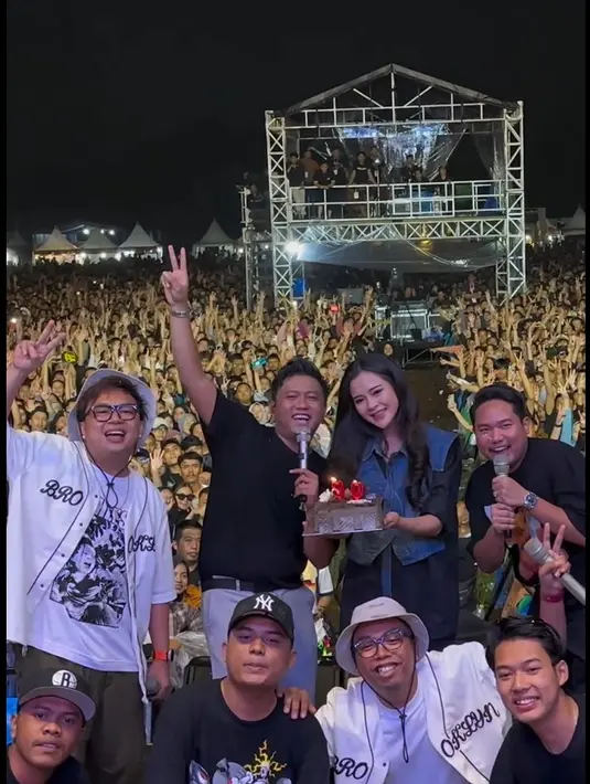 Ucapan doa dari teman selebriti dan para penggemarnya membanjiri di kolom komentar. "weh ulang tahun to bocahe, sehat2 terus yo le, ben iso golek rejeki sik berkah, delo ngkas dadi bapak, momong anak bojo sing gemati, ben rejeki terus nututi, amin," tulis Soimah. [Instagram/bellabonita_r.a]