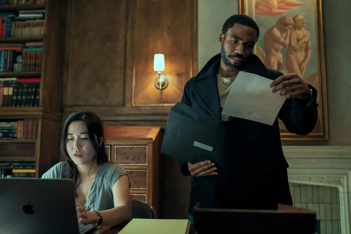 Maya Erskine dan Donald Glover dalam serial Mr. & Mrs. Smith. [Foto: Prime Video]