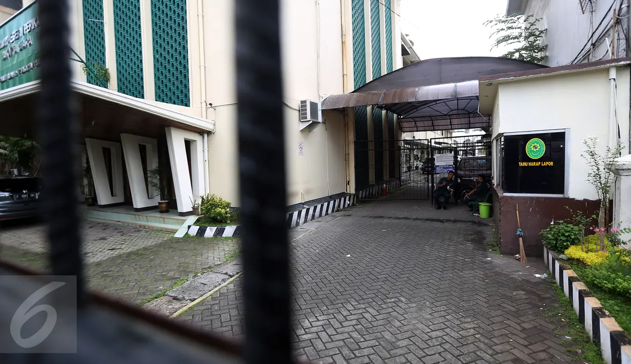 Dua petugas keamanan berjaga di pos keamanan PN Jakarta Utara, Senin (12/12). Besok, Selasa (13/12), PN Jakarta Utara akan menggelar sidang perdana terhadap Basuki Tjahaja Purnama (Ahok) atas kasus penistaan agama. (Liputan6.com/Johan Tallo)