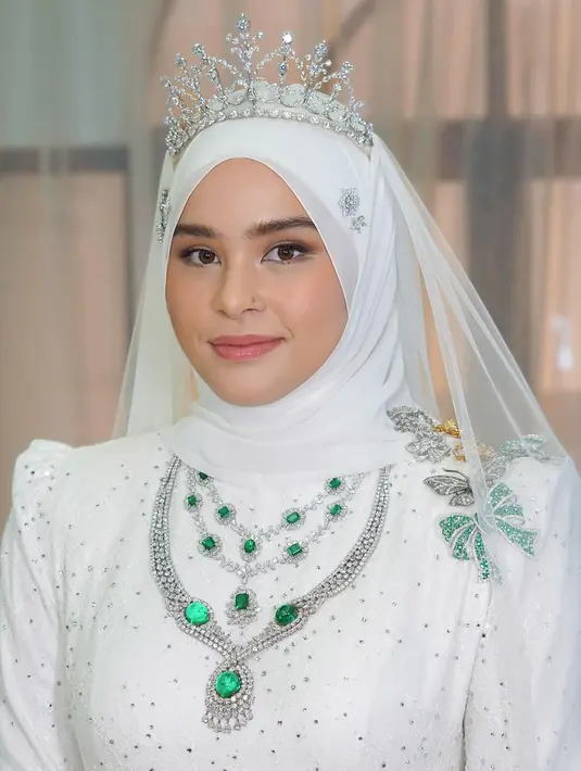 Kemudian pada akad nikah,  sang MUA tampak mengaplikasikan eyeshadow warna coklat dan complexion soft matte finish. Sementara untuk pipi dan bibir dipilih monochromatic look dengan warna pink yang segar.  [@rozlanassir].