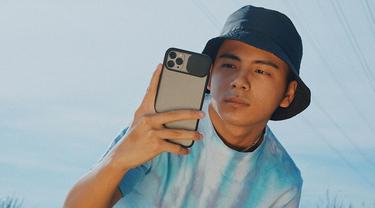 Pria asal Surabaya ini memang dikenal punya gaya busana yang kekinian. Di berbagai kesempatan, Brandon De Angelo kerap tampil dengan gaya kasual dan mengenakan topi. Penampilannya pun terlihat makin keren.(Liputan6.com/IG/@brandon_lilhero)