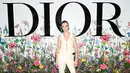 Cara Delevigne tampil stylish dalam balutan busana Dior Ready-To-Wear oleh Maria Grazia Chiuri. Bintang film Suicide Squad ini juga melengkapi penampilannya dengan sepatu, perhiasan dan riasan dari Dior dan Dior Beauty. (dok/Dior).