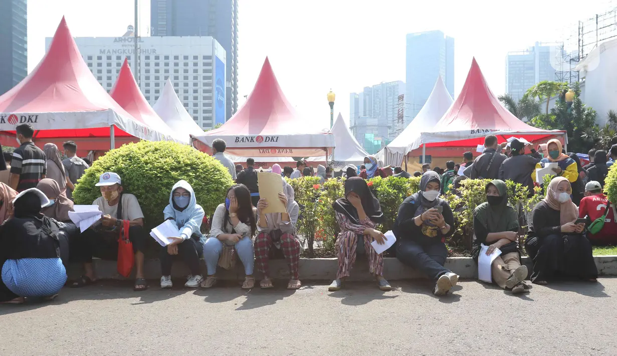 <p>Warga beristirahat sembari menunggu giliran untuk mendaftar mudik gratis Lebaran 2022 di Gedung Balai Pertemuan Metro Jaya (BPMJ), Jakarta Selatan, Sabtu (23/4/2022). Polda Metro Jaya membuka program mudik gratis Lebaran 2022 untuk masyarakat. Pendaftaran mudik gratis ini dibuka hingga 24 April 2022 mendatang pukul 12.00. (Liputan6.com/Herman Zakharia)</p>