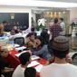Penyidik Polda Metro Jaya menyerahkan tersangka dan barang bukti kasus kerusuhan dan pengerusakan pada aksi 21-22 Mei, ke Kejaksaan Tinggi (Kejati) DKI Jakarta. (Merdeka/Ronald)