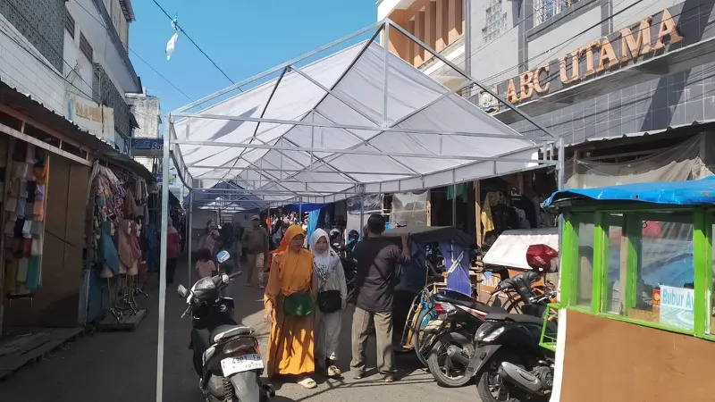 Sekitar 314 Pedagang Kaki Lima (PKL) yang biasa berjualan di sepanjang bilangan Jalan A. Yani atau PKL ‘Pengkolan’ Garut, Jawa Barat, akhirnya sudi melakukan relokasi di jalan Pasar Baru. (Liputan6.com/Jayadi Supriadin)