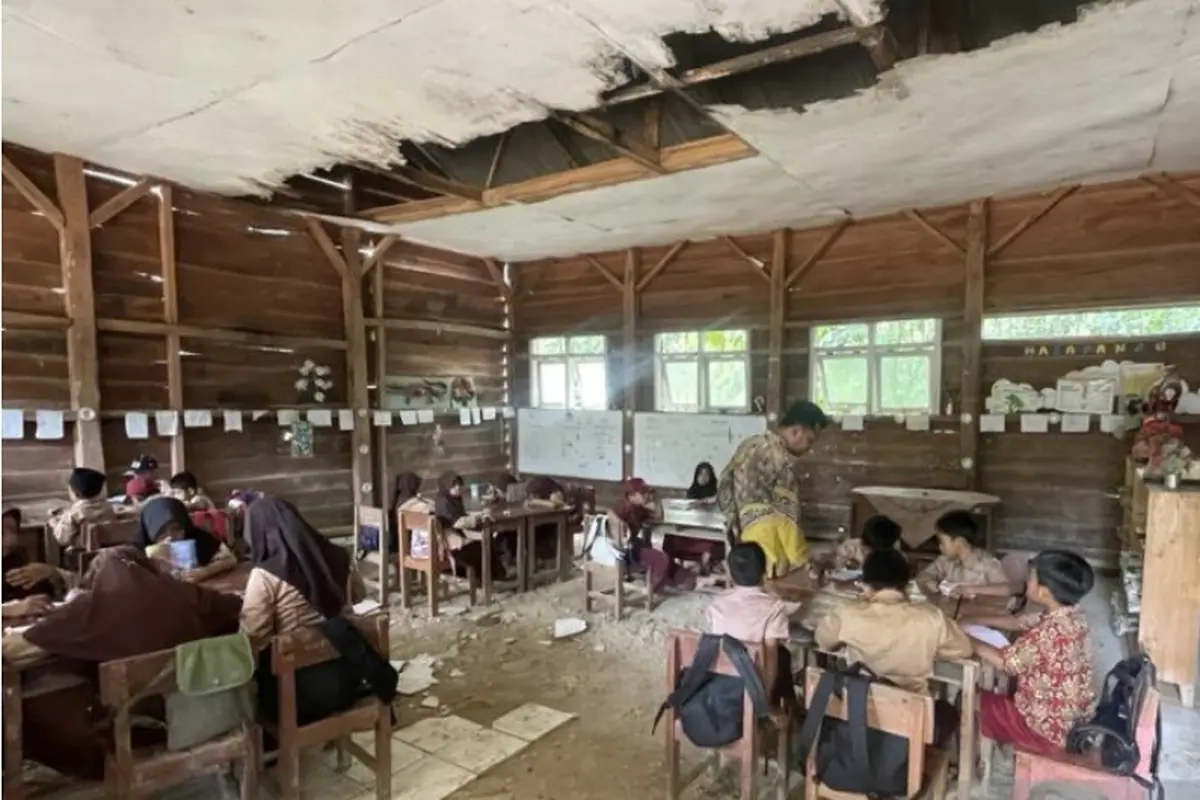 Pak guru Armadi mengajar di SDN Sorongan II Kelas Jauh, Kampung Batu Payung