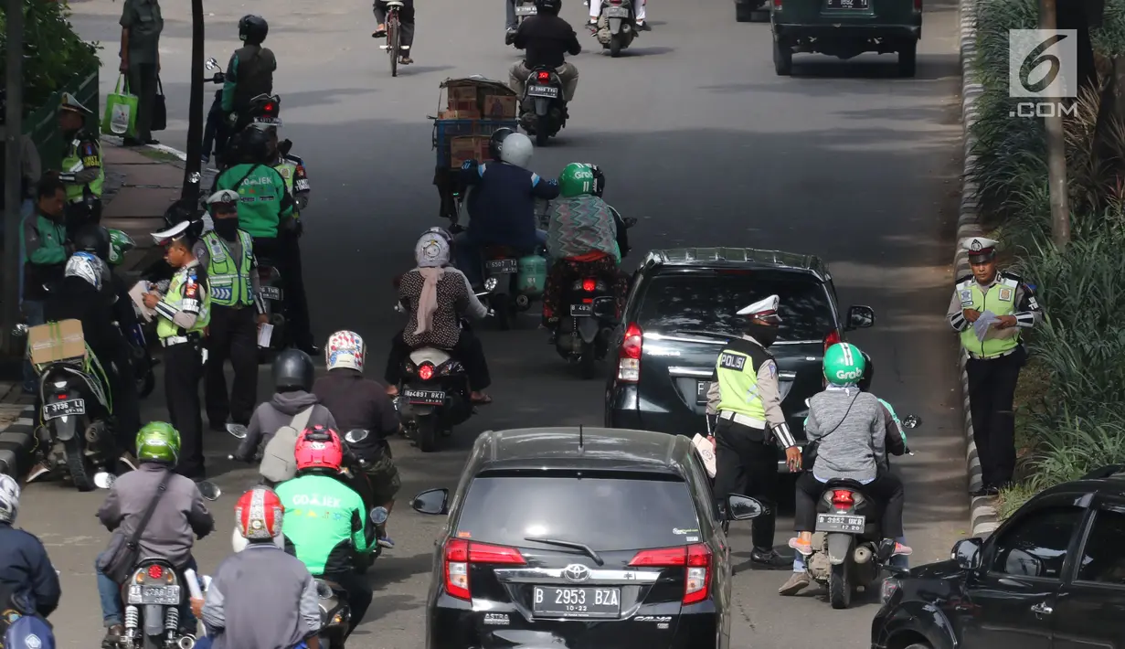 Polda Metro Jaya menggelar Operasi Keselamatan Jaya 2018  di Jalan Letjen Suprapto, Jakarta Pusat, Senin (5/3). Operasi berkendara kali ini lebih menekankan pentingnya kesadaran untuk tertib dalam berlalulintas. (Liputan6.com/Arya Manggala)