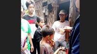 Relawan Witjaksono Foundation membagikan makanan untuk  warga Plumpang korban kebakaran depo Pertamina. (Istimewa)