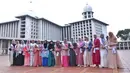 16 finalis Puteri Muslimah Asia 2018 mengunjungi Masjid Istiqlal Jakarta. Para finalis dari berbagai negara asia itu berkesempatan melihat-lihat masjid terbesar di Asia Tenggara tersebut. (Nurwahyunan/Bintang.com)