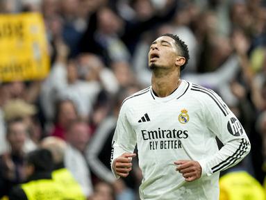 Ekspresi lega pemain Real Madrid, Jude Bellingham saat melakukan selebrasi setelah mencetak gol pertamanya pada musim ini dalam laga lanjutan Liga Spanyol 2024/2025 melawan Osasuna yang berlangsung di Santiago Bernabeu, Madrid, Spanyol, Sabtu (09/11/2024) WIB. (AP Photo/Jose Breton)