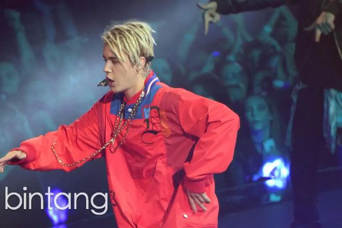 Justin Bieber Bikin Histeris Fans Karena Jatuh Dari Panggung