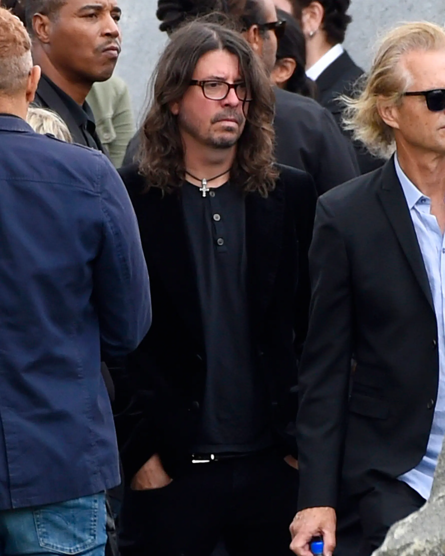 Vokalis Foo Fighters, Dave Grohl saat menghadiri pemakaman Chris Cornell di Hollywood Forever Cemetery di Los Angeles, AS (26/5). Sebuah laporan baru Chris Cornell sempat mengonsumsi obat-obatan sebelum bunuh diri. (Photo by Chris Pizzello/Invision/AP)