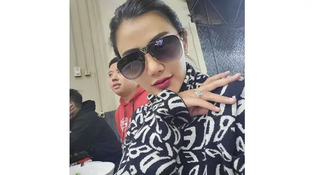 Pamer Rambut Pendek, Ini 6 Potret Rey Utami yang Kini Lepas Hijab