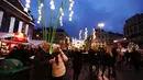 Wisatawan menikmati suasana pasar malam Natal khas Eropa atau Christmas Market di pusat kota Brussels, Belgia, Senin (14/12/2015). Acara yang bertema "Keajaiban Musim Dingin" ini berlangsung dari 27 November 2015 - 3 Januari 2016. (Arie Asona)