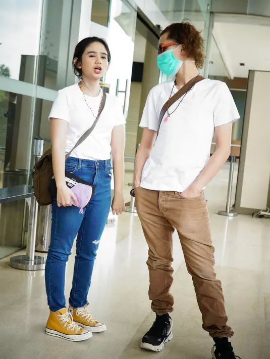 Kompak pakai t-shirt putih, Tissa Biani memadukannya dengan celana jeans. Sementara Dul memadukannya dengan basic pants coklat. (Instagram/tissabiani).