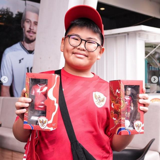 Usai Viral karena Jersey Pemberian Marselino Ferdinan Direbut Orang Lain, Kenneth Dapat Hadiah dari Timnas Indonesia.  foto: (dok.Instagram @timnasindonesia/https://www.instagram.com/p/DHs1IOppQ8M/Henry)