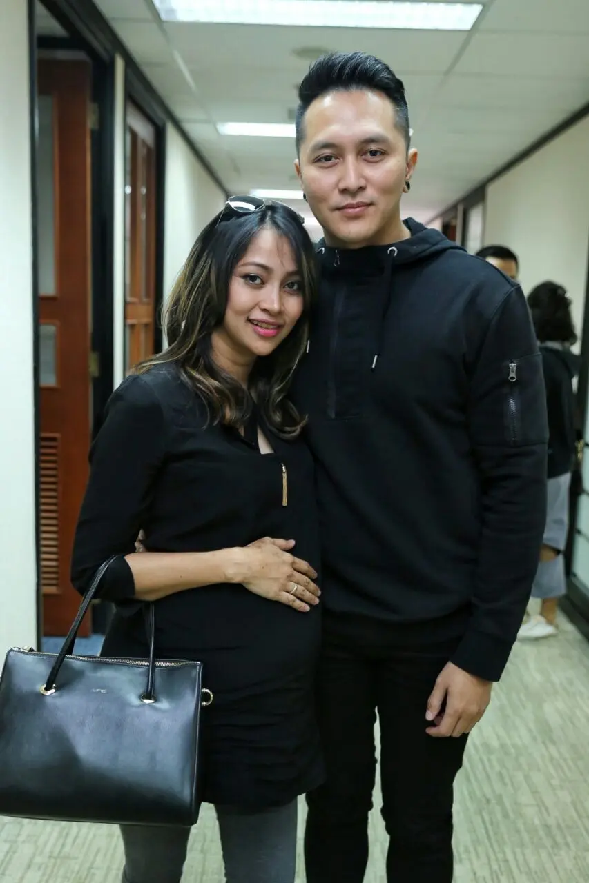Demian Aditya bersama istri Edison Wardhana, masih hangat dan berusaha saling menguatkan atas musibah yang menimpa Edison. (Adrian Putra/Bintang.com)