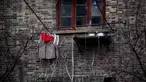 Sebuah celana dalam milik warga setempat saat dijemur di pemukiman Shanghai, Tiongkok, Minggu (5/3). Sebagian masyarakat Tiongkok percaya bisa menolak bala dengan celana dalam merah. (AFP PHOTO/Johannes EISELE)
