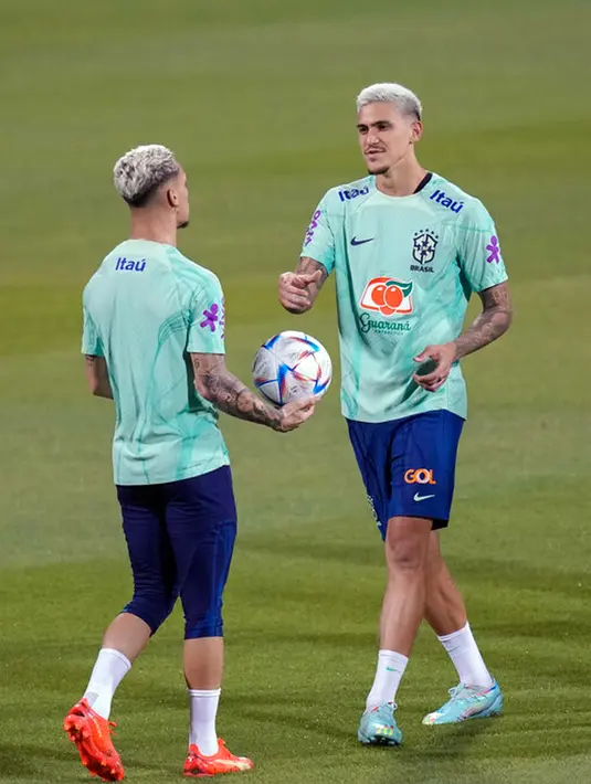 Pemain Brasil Pedro (kedua kiri) dan rekan satu timnya menghadiri sesi latihan di Stadion Grand Hamad, Doha, Qatar, 29 November 2022. Brasil akan menghadapi Kamerun dalam pertandingan sepak bola Grup G Piala Dunia 2022 pada 2 Desember. (AP Photo/Andre Penner)