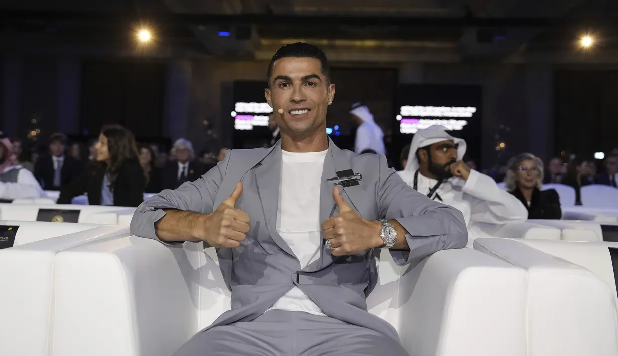 <p>Pemain Portugal, Cristiano Ronaldo berpose saat menghadiri acara Globe Soccer Awards yang berlangsung di Dubai, Uni Emirat Arab, Jumat (27/12/2024) waktu setempat. (AP Photo/LaPresse/Fabio Ferrari)</p>