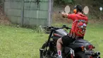 Seorang member dari Mabua Shooting Club Indonesia (MSCI) menjajal kemampuan menembaknya di Lapangan Tembak Senayan, Jakarta, Jumat (22/5/2015). Mabua Harley Davidson menyalurkan hobi bagi para pemilik motor Harley Davidson. (Liputan6.com/Faizal Fanani)