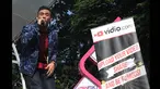 Juara ketiga Music Video Contest Vidio.com, Eros Tjokro tampil di acara inBox, Gelora Bung Karno, Jakarta, Rabu (28/1/2015). (Liputan6.com/Herman Zakharia)