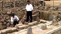 Arkeolog dari BPPP Jawa Tengah mengukur dan mencatat temuan beberapa benda bersejarah di lokasi penambangan pasir dusun Liyangan, Purbosari, Ngadirejo, Temanggung, Jateng, Kamis (12/11). (Antara)